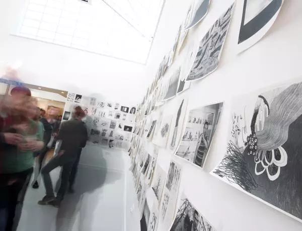 Art gallery exhibition time-lapse, blurred
