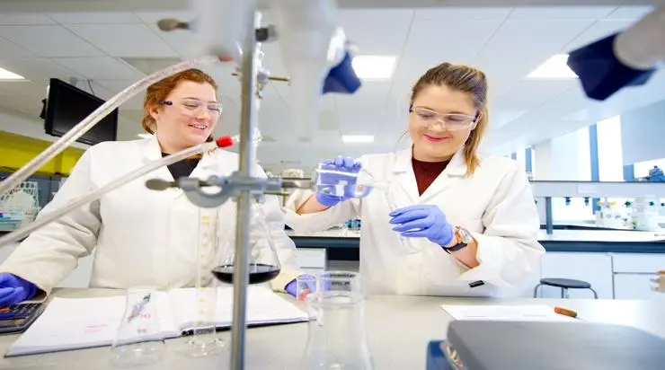 Two chemistry students in the lab