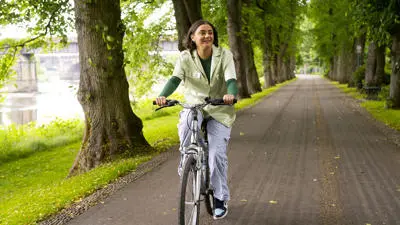 A student cycling in avenham park