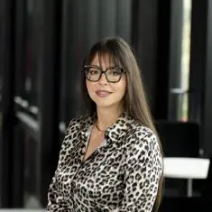 Noemi Procopio in a printed blouse and glasses