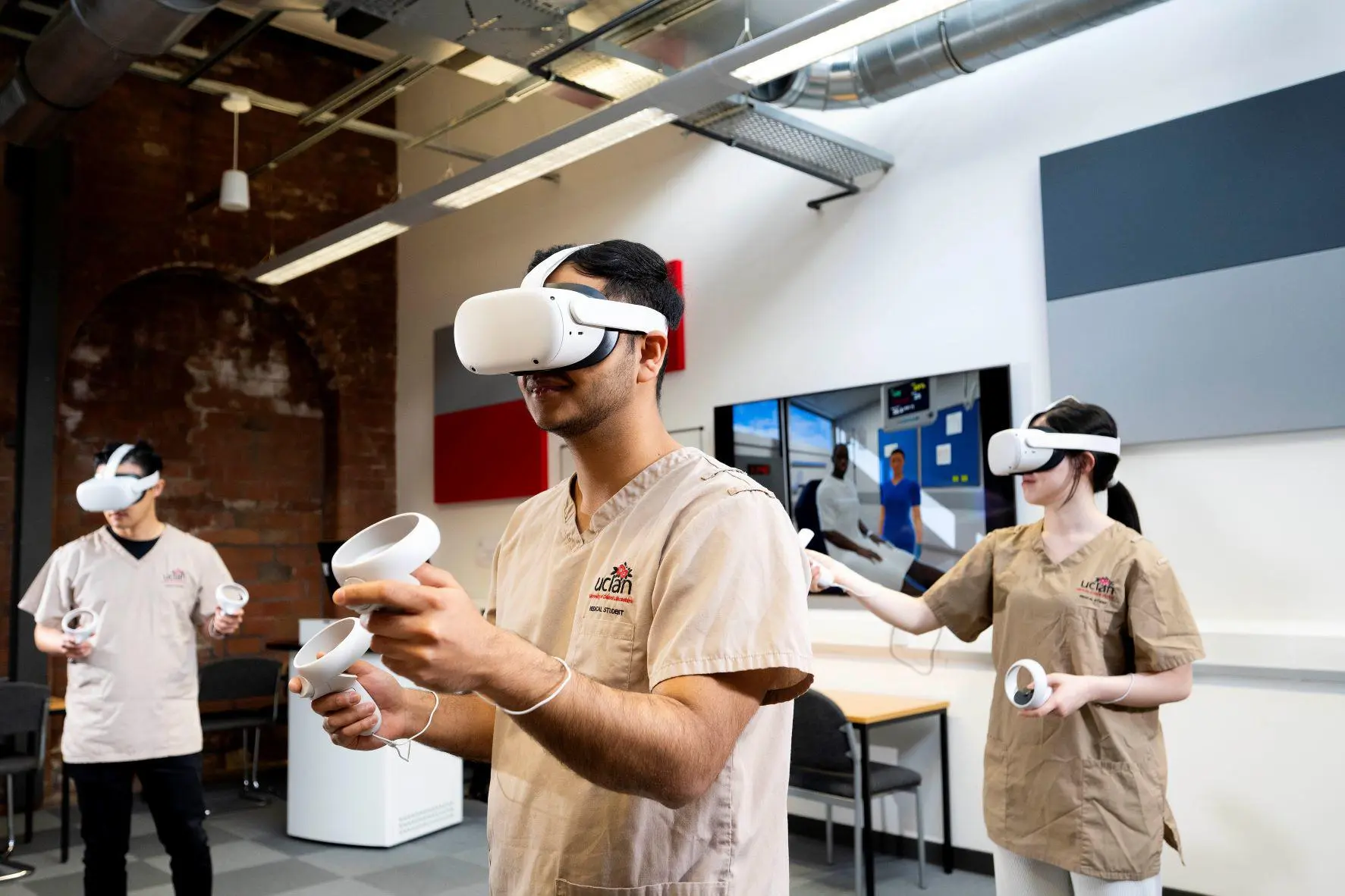 UCLan medical students learning via new virtual reality software