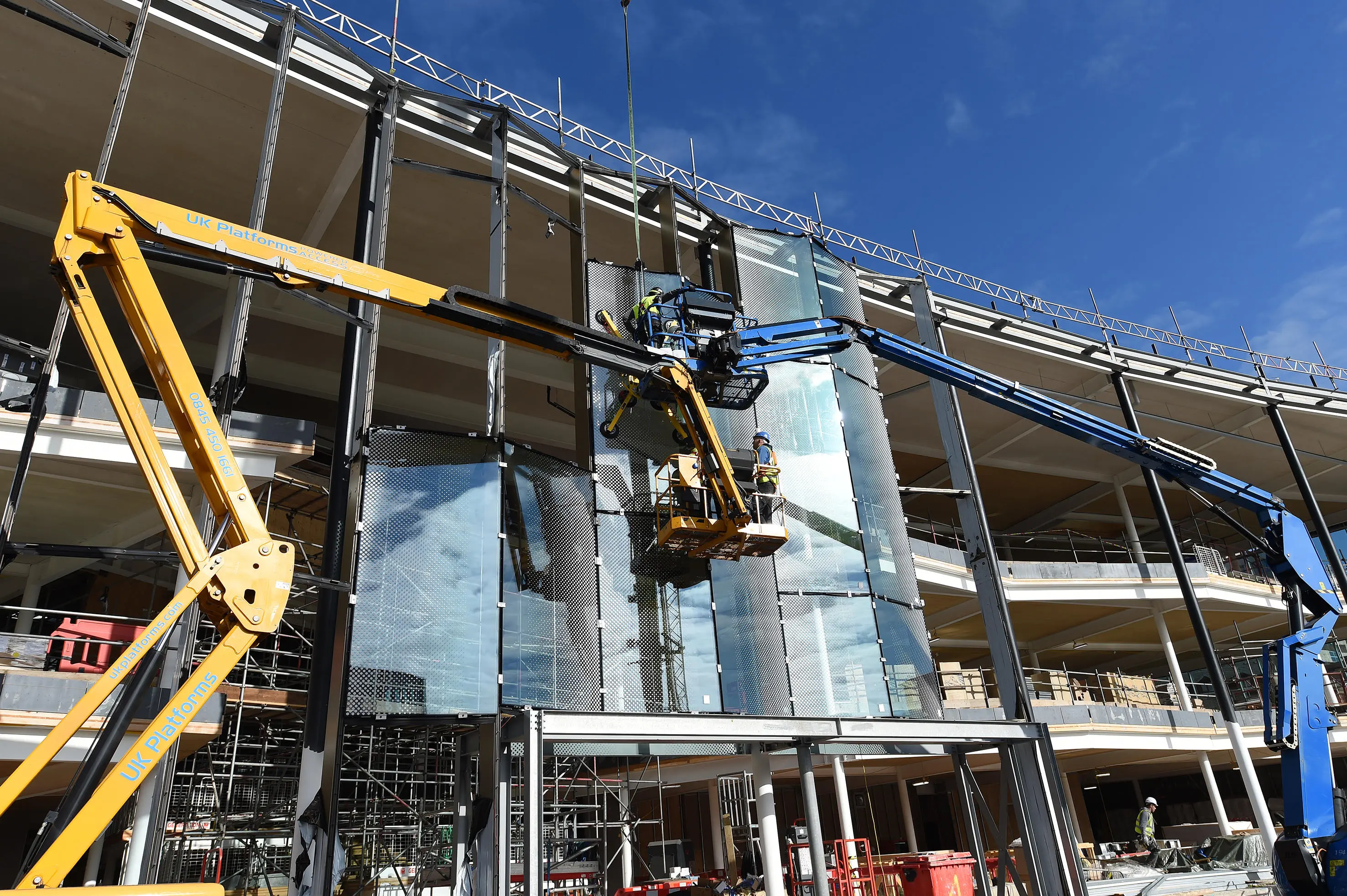 Glass being inserted into the Student Centre by two cranes