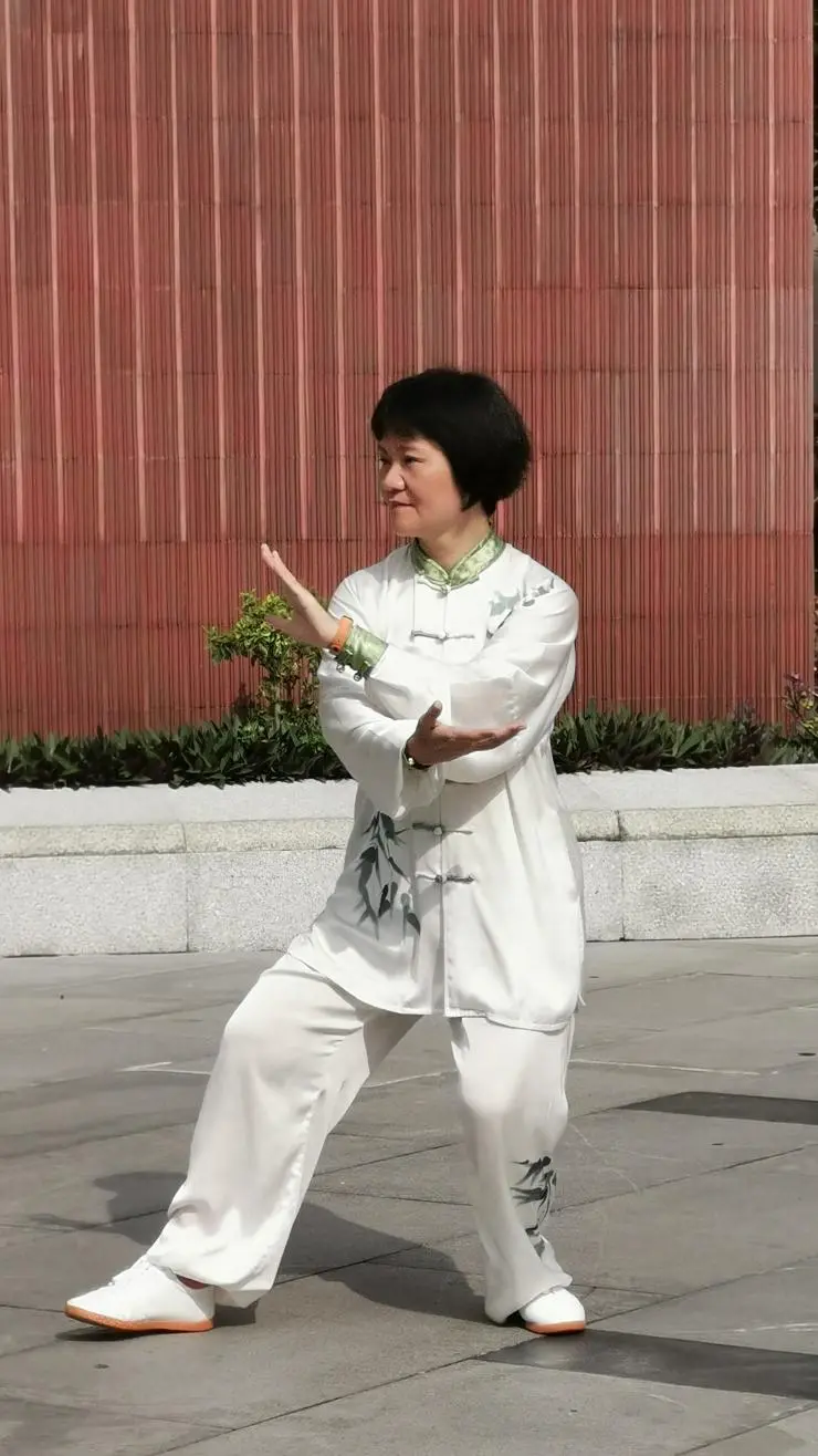 Feixia Yu doing tai chi