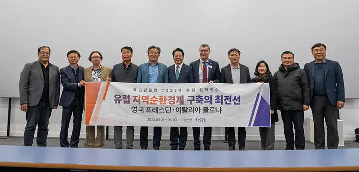 Vice Chancellor Graham Baldwin with the delegation from South Korea